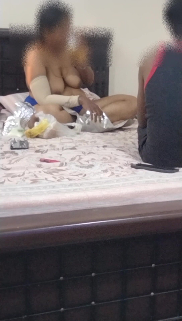 Tamil lesbian: 裸体热吃时间