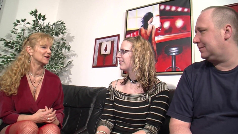 Deutscher Sex Report: Une blonde gémit en chevauchage d'une énorme bite à tour de rôle...