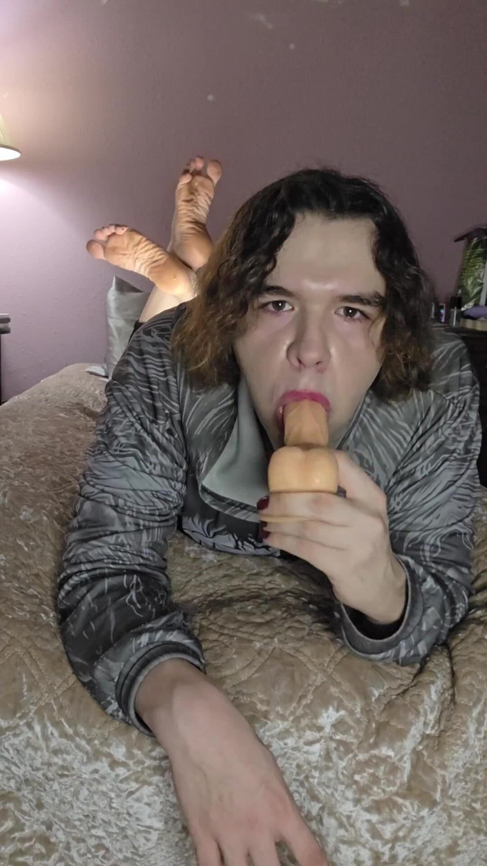 Miss Dimples: Nicht-binary Femboy Macht Kehlentraining, Während Er "the Pose" Macht