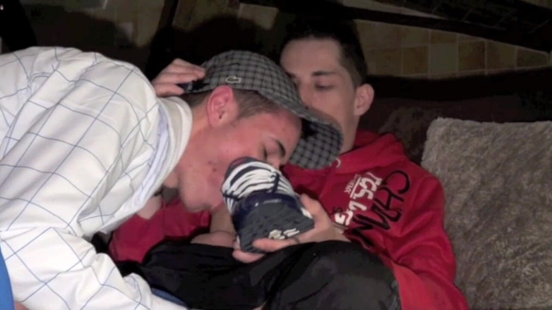 Sneaker gay: Sextape chân và giày thể thao