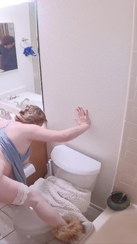 baathroom men hastamaithun karti sauteli mammi sautele bete ko seks ke lie aamantrit karti hai