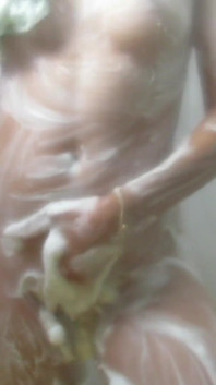 Magra e piccola ma così monella che si masturba sotto la doccia e ha un ottimo orgasmo