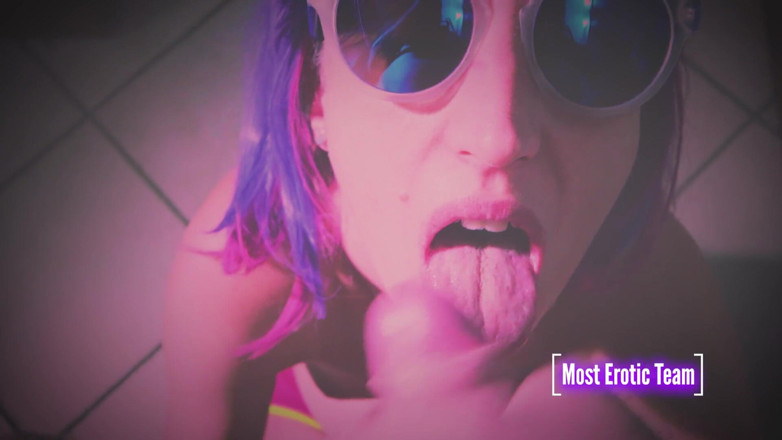 Most Erotic Girl: College girl gives blowjob in the locker room, cum on...