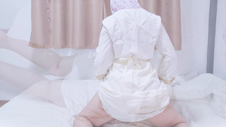 LittleMuslim: Una Ragazza Hijabi Malese Che Stuzzica Con Abaya Bianca Mostra...