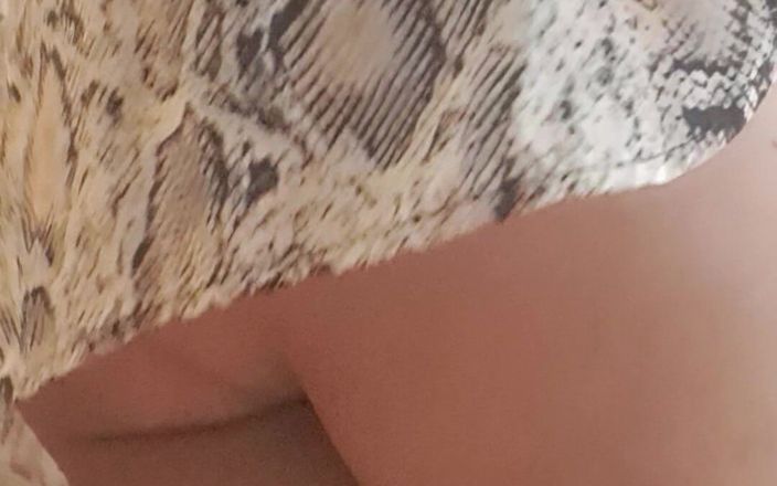 Mommy big hairy pussy: Sin bragas debajo del vestido