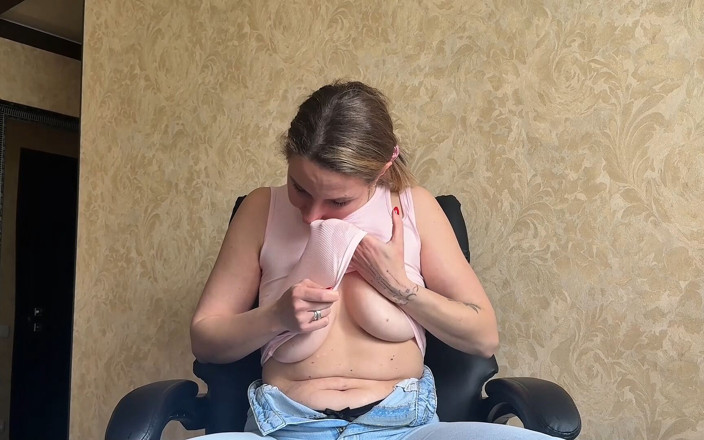 Hottie goddess: Sneeze fittes nasses t-shirt titten fallen necken