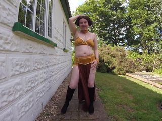 Horny vixen: Prințesa Leia Organa în costum de sclav face o plimbare