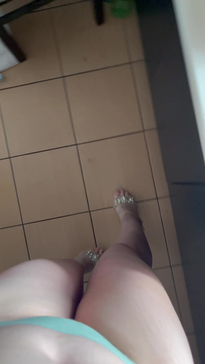 Feet: Punto di vista: Camminare con i tacchi nell'appartamento