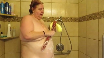 BBW nurse Vicki adventures with friends: Lavati la doccia con la mia grande spugna e stuzzica...