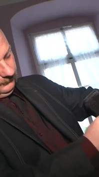 Köle demirli aşağılanıyor
