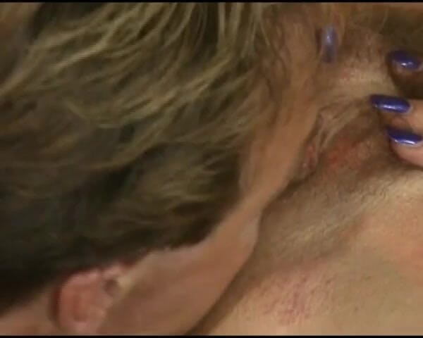 Deutsche Frauen: 魅力的なジャーマンブロンドが彼女のお尻にデカチンを堪能