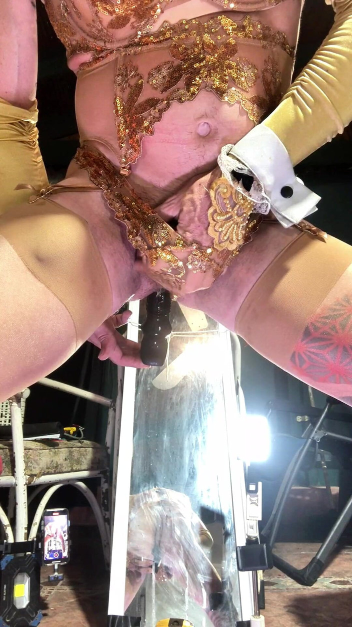 Benito414: Sissy sbatte un dildo mentre è duro come una roccia