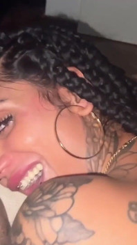 O mamă sexy tatuată îl scurge de spermă pe prietenul surorii ei Tobi Dry