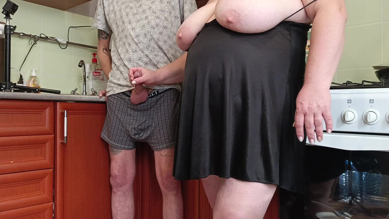 Zona901: Trước khi ăn trưa, một người hàng xóm sục cu của...