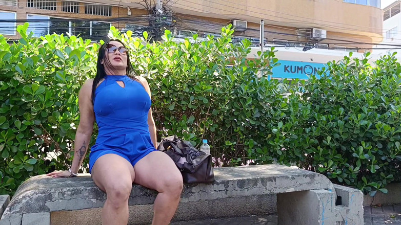 Fatima Denise Campelo de Lima Souza: Wachtend tot zijn stiefzoon op het plein een autorit maakt.
