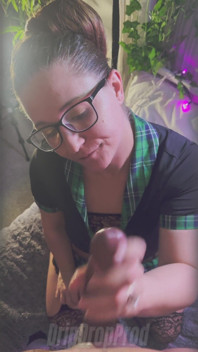 女士凯李吮吸你直到她把你的精液挤在她脸上！！