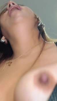 Jiran MILF latina miang dalam pakaian dalam menunggang saya dengan keras, melantun tetek besar, kemudian kongkek gaya doggy berakhir dengan creampie panas
