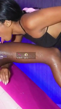 Geile lesben haben eine Squirt-session auf ihrer brünetten freundin