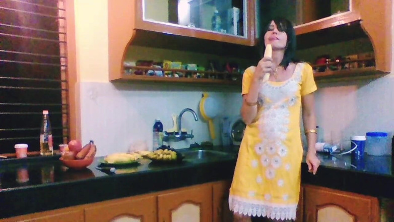 Bolly Karma: Femme insatisfaite à la recherche de plaisir