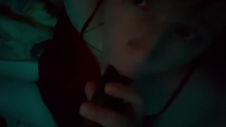 Sexualescape69: ベッドでディルドをしゃぶるのはいいシシーボーイみたいに