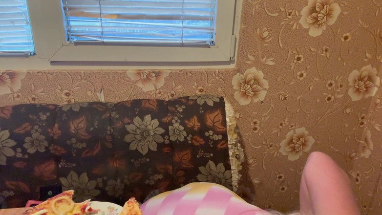 Putarankahotmilf: Essen und dicker bauchfetisch, rülpsen,