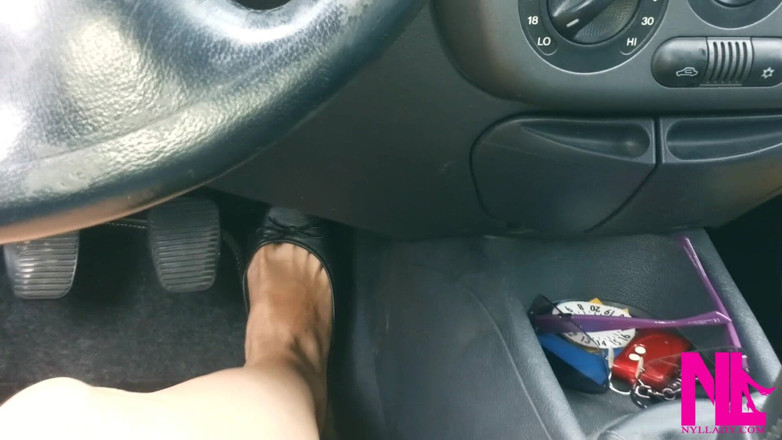 Nyllady: Revving in Black Flats on Barefoot