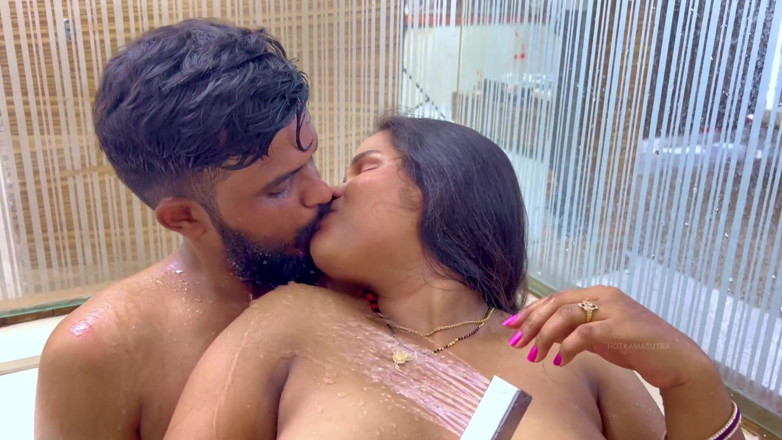 HOTKAMASUTRA: Un beau-frère baise sa belle-sœur dans la salle de bain