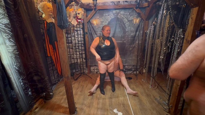 Aaexperiencesltd: Bölüm 1:- Lanista Bear ve Domina Satana biraz yemek oyunu için...