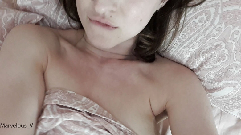 Marvelous V: Caldo stuzzicamento da letto ragazza bruna con grandi tette