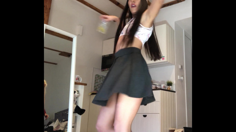 Leon Lambert Girls Twerk Parties CFNM: 音乐就是答案，不透明透明紧身衣，最短裙子下的蕾丝迷你丁字裤