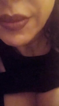 Piękna włoska dominatrix sprawia, że jesz tryska