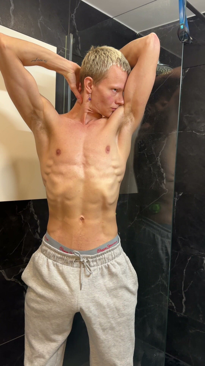 IGGY_LARS: Russian Dude Faps His Locked Dick