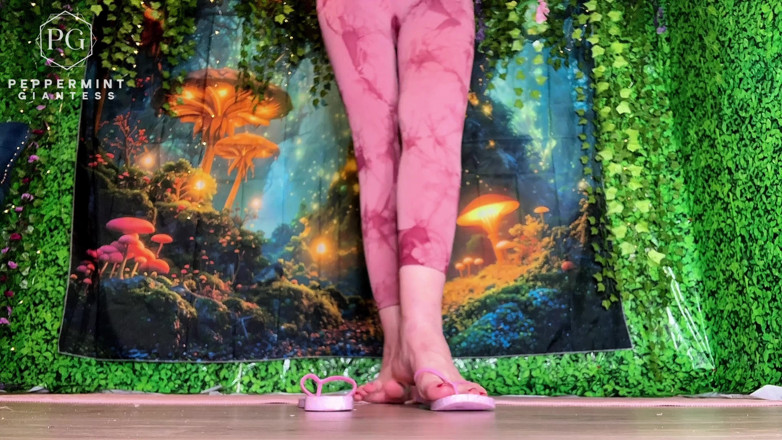 Peppermint Giantess: 크기 16 Eu 50 아마존 발 굴욕 당신의 작은 플립 플롭 한심한 Eu 33 우리 W2 M0