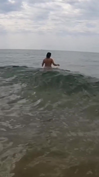 Une Espagnole à forte poitrine baise sur une plage pendant que vous regardez
