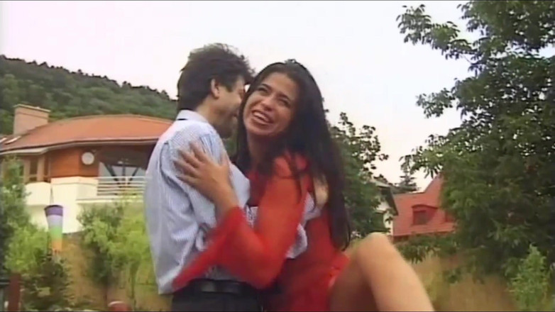 Inhonorof porn: V Prdeli Na Zahradním Stole DVěma Tvrdými Kohouty, Zatímco Režisér...