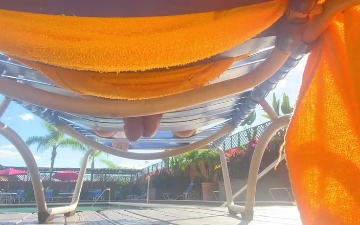 Hand-Free-Daddy-Chub: Secretamente eyacula en la piscina del club de campo debajo...