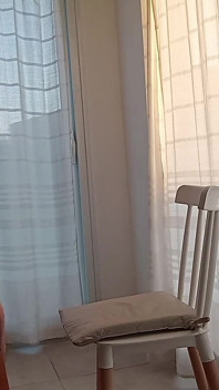 Podvádějící přítelkyně podvádí svého přítele se svým nevlastním otcem. Je ošukaná v šatech, které jí dal její přítel.