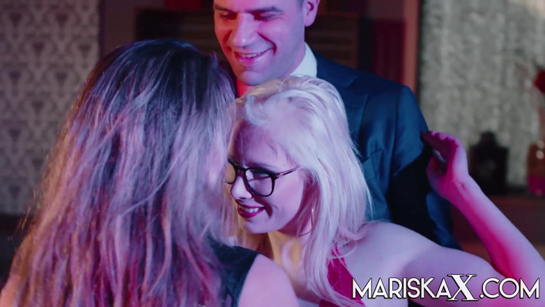 Mariska x: Mariskax - оргія з Маріска та її друзями - частина 1