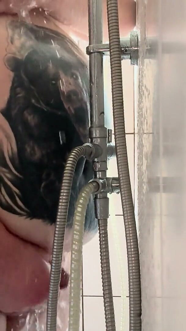 BigBearFrankfurt: I'm Relaxing in the Shower