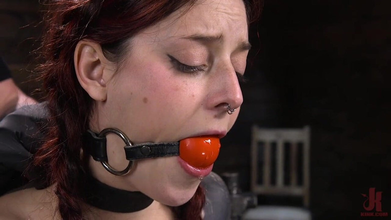 Kink: Danni telecamera: la prima volta il tormento per un badass