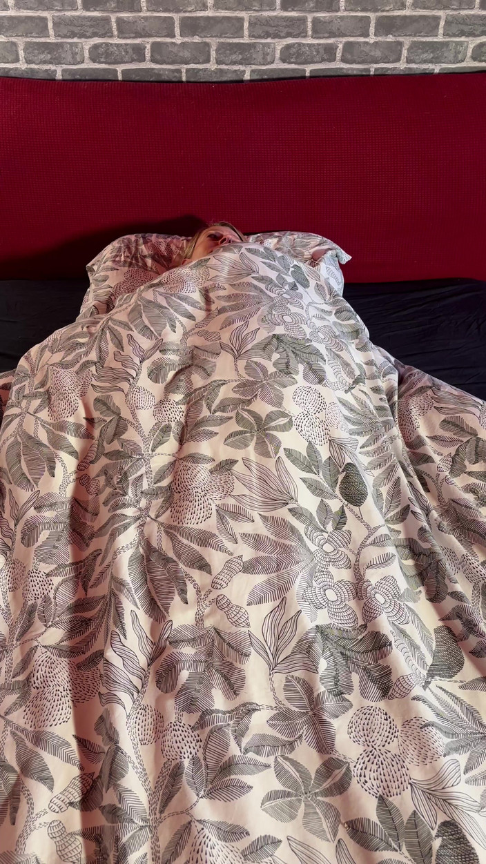 AliStrange: Bună dimineața, masturbare - orgasm exploziv imediat după trezire