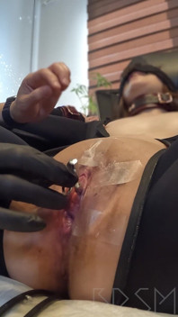 Addestramento uretrale... nell'uretra viene inserita una verga di metallo... Carne vaginale sporgente... Urine gocciolanti e succo d'amore...