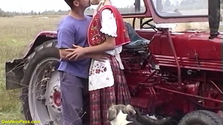 Goldwin pass: Flaca agriculturista hijastra follada anal al aire libre