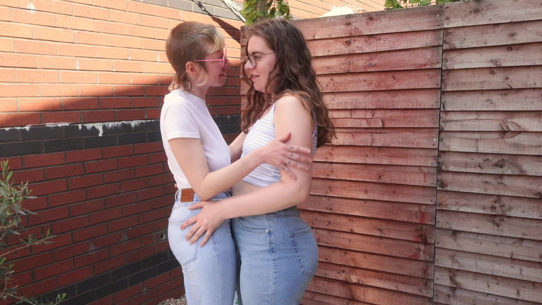 rosarosebud: Baci lesbici e jeans Bagnando con rosa e carrie