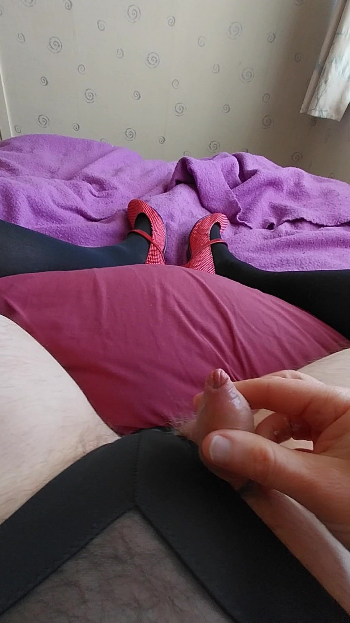 Cindy Belfast: Sissy Cums When Her Pussy Is Plugged