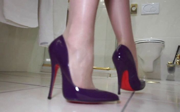 Lady Victoria Valente: High Heels laute schritte im Badezimmer - High Heels fetisch clip