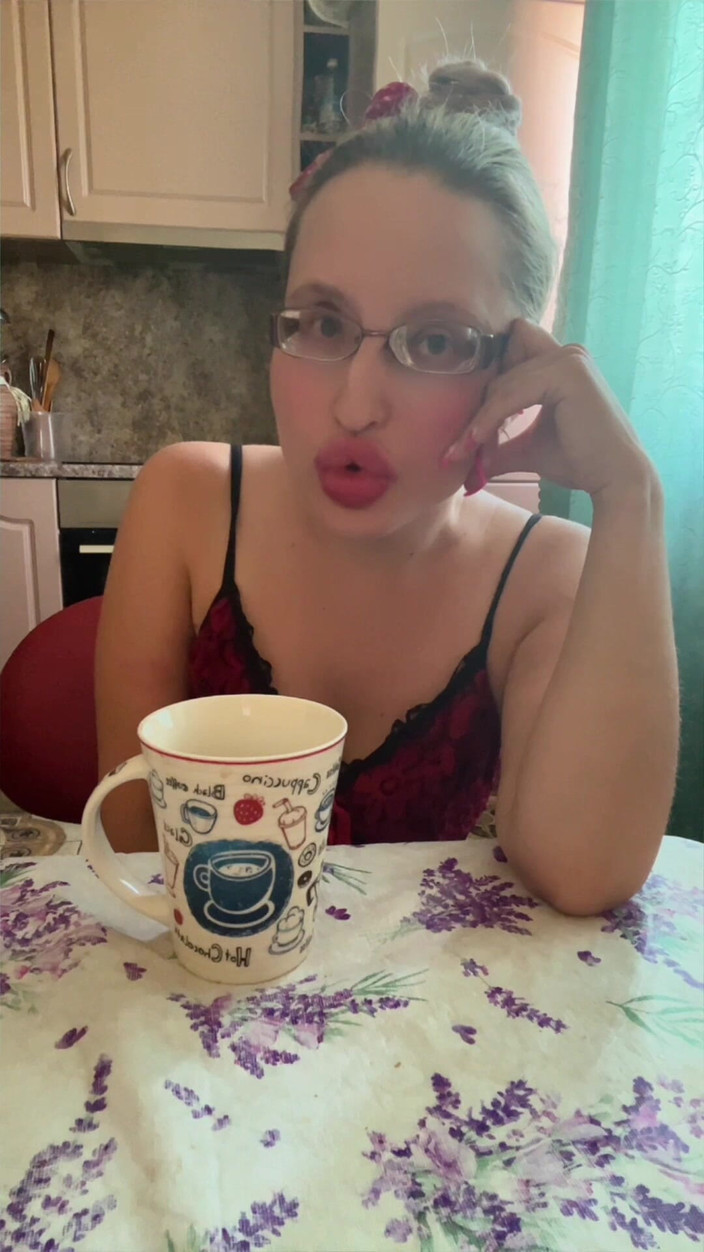 FinDom Goaldigger: Asmr in de keuken deel 1 limonade