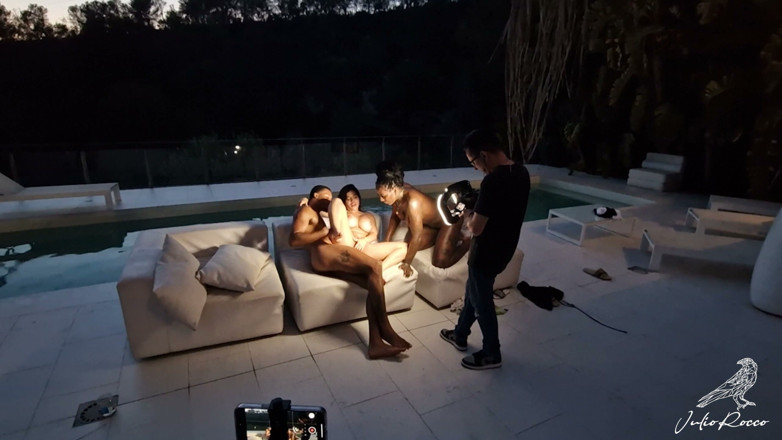 Julio Rocco: BTS - Threesome hardcore cu un BBC bun la amurg lângă...