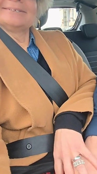 MILF Chaude Et Sexy En Voiture