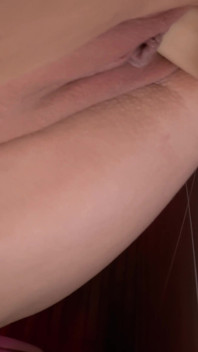 MILF Con Tette Enormi Scopa E Allunga Il Suo Grosso Culo Su Un Dildo in Bagno